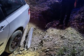 Familie cu un copil de doi ani salvata din Muntii Sebesului dupa ce GPS ul i a condus pe un drum forestier