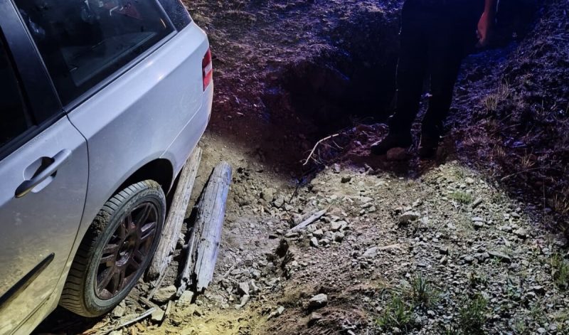 Familie cu un copil de doi ani salvata din Muntii Sebesului dupa ce GPS ul i a condus pe un drum forestier