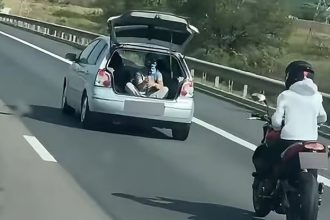 Filmari riscante pe A1 in Sibiu un tanar filma din portbagaj in timp ce un motociclist lua parte la spectacol toti tri au fost sanctionati