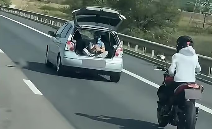 Filmari riscante pe A1 in Sibiu un tanar filma din portbagaj in timp ce un motociclist lua parte la spectacol toti tri au fost sanctionati