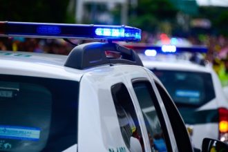 Furt surprins pas cu pas pe aeroportul din Brasov un barbat a golit cutia milei si a pus o la loc de parca nimic nu s ar fi intamplat