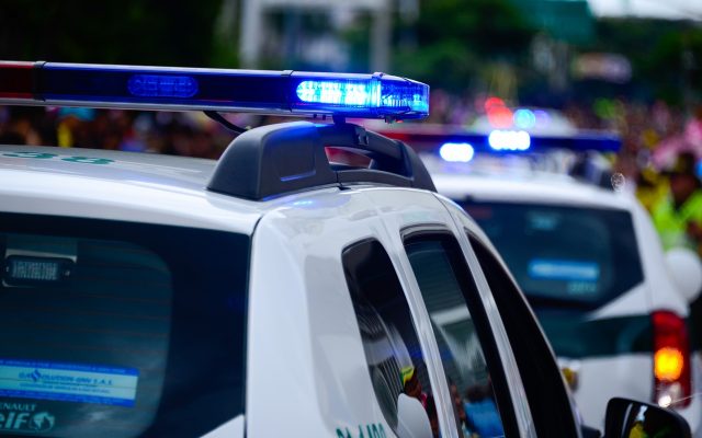 Furt surprins pas cu pas pe aeroportul din Brasov un barbat a golit cutia milei si a pus o la loc de parca nimic nu s ar fi intamplat