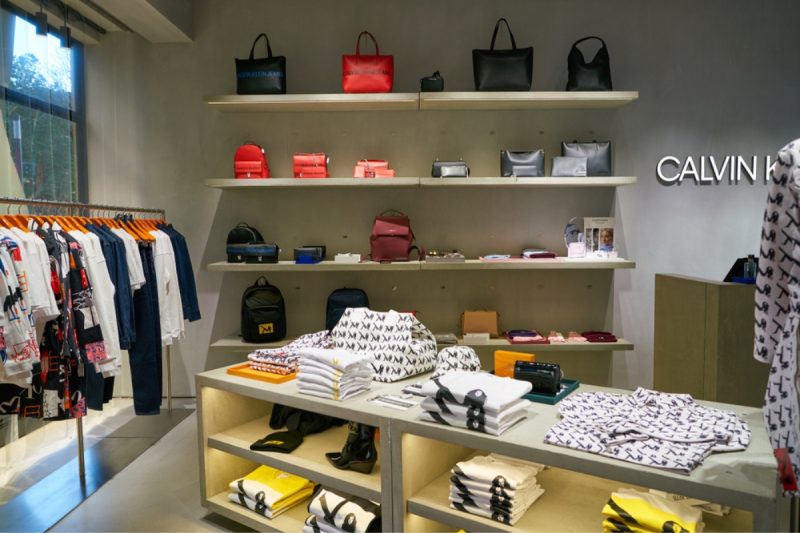 Garderoba minimalista creata cu articole Calvin Klein