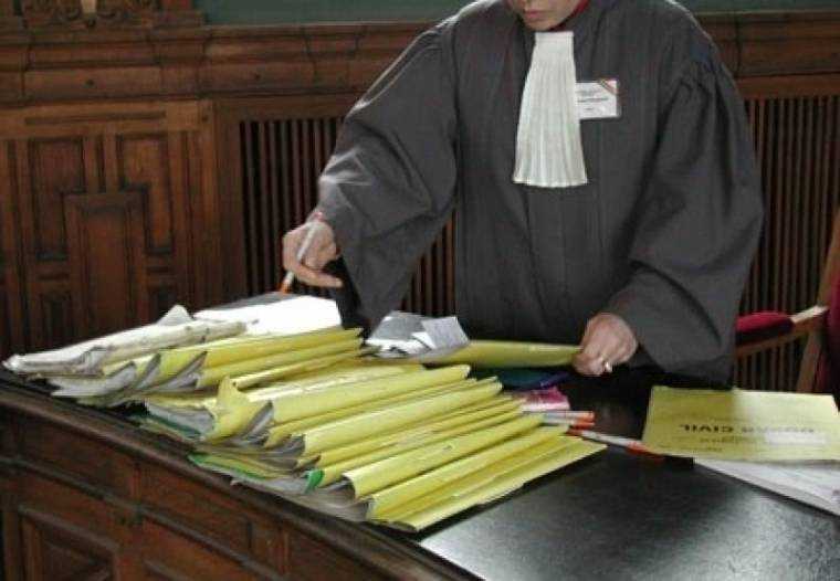 Grefierii ameni nta ca vor bloca instantele si parchetele incepand cu 1 septembrie nemultumiti de scaderea valo rii de referinta in legea salarizarii