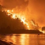 Incendiile devasteaza zonele turistice din Grecia Flacarile au atins malul marii