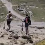 Inconstienta fara limite pe munte Doi turisti suprinsi cu trotinetele pe Platoul Bucegi