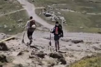 Inconstienta fara limite pe munte Doi turisti suprinsi cu trotinetele pe Platoul Bucegi