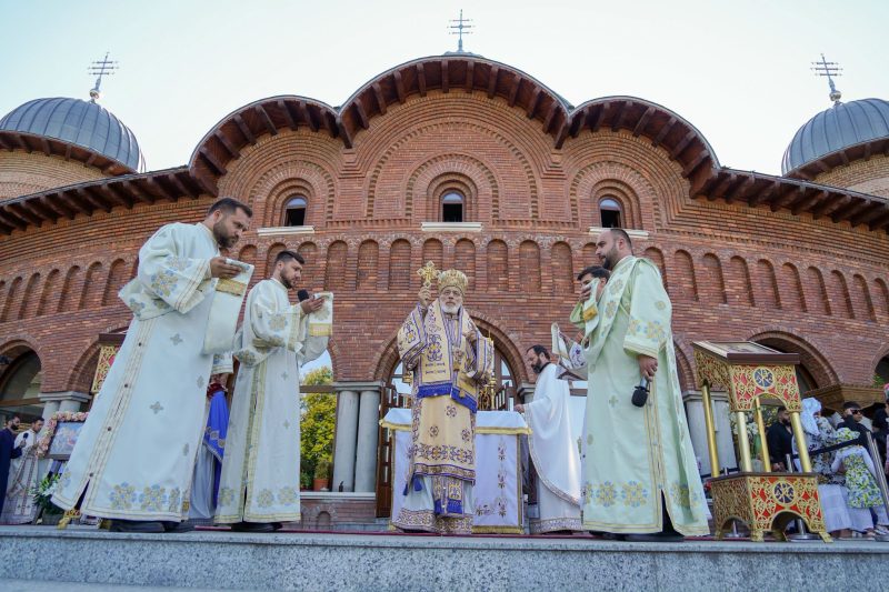 Marea sarbatoare sarbatorita la noua Catedrala Arhiepiscopala de la Curtea de Arges a reunit pelerini din intreaga tara