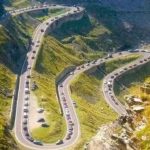 Masina distrusa pe Transfagarasan dupa ce a cazut zeci de metri printre stanci soferul uitase sa actioneze frana de mana