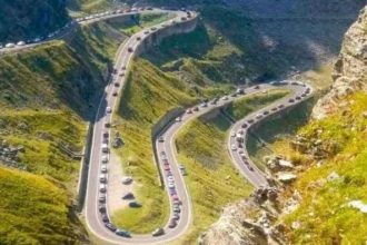Masina distrusa pe Transfagarasan dupa ce a cazut zeci de metri printre stanci soferul uitase sa actioneze frana de mana
