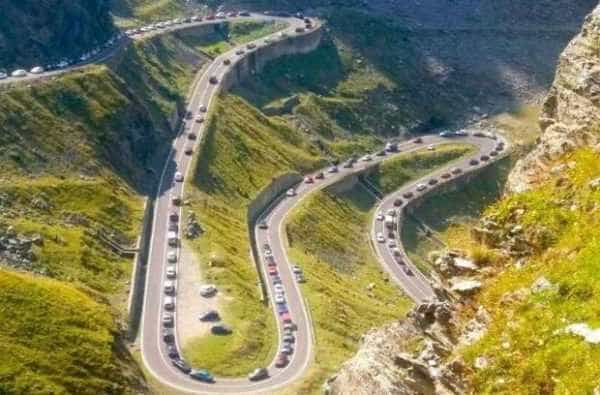 Masina distrusa pe Transfagarasan dupa ce a cazut zeci de metri printre stanci soferul uitase sa actioneze frana de mana
