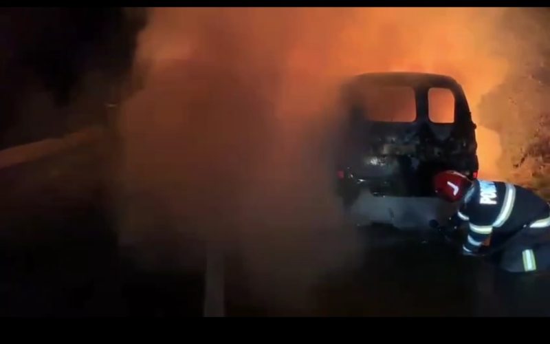 Masina incendiata la Cetatei