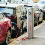 Masinile electrice intra intr o noua era a impozitarii Marea Britanie va introduce taxa pe kilometru din 2028