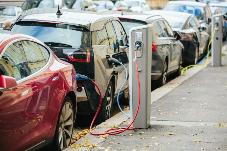 Masinile electrice intra intr o noua era a impozitarii Marea Britanie va introduce taxa pe kilometru din 2028