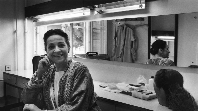 Opera din Viena omagiu adus Ileanei Cotrubas drapelul a fost arborat in berna in memoria marii soprane