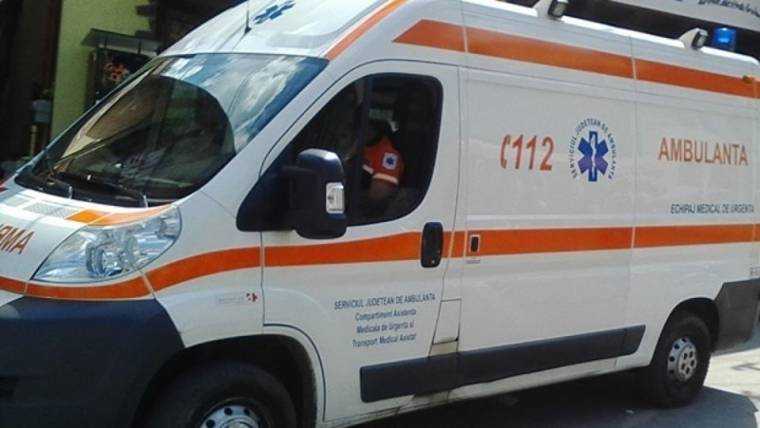 Piatra Neamt o masina a distrus scara unui bloc in urma unei coliziuni trei tineri au fost raniti