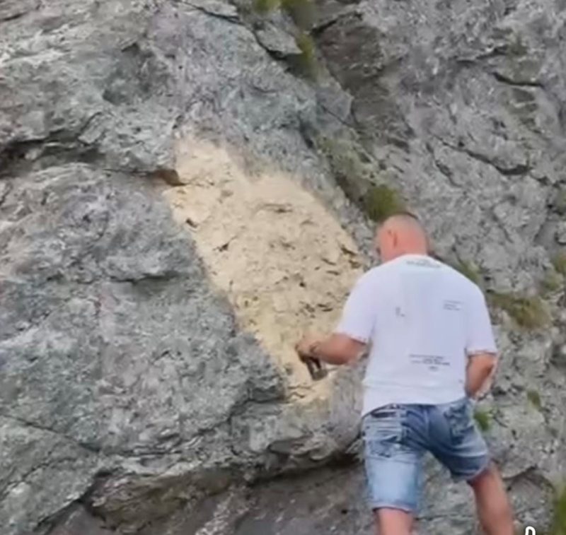 Politai a identificat pe barbatul care a vandalizat o stanca pe Transfagarasan