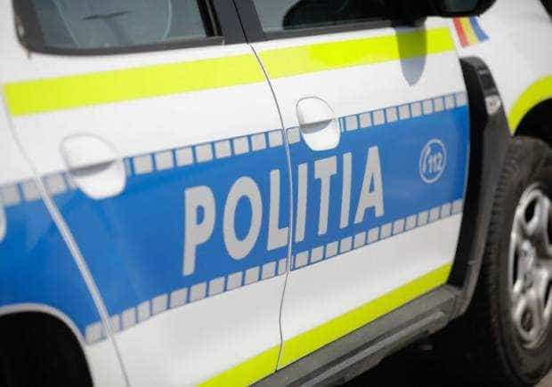 Politist ranit dupa ce un sofer de 76 de ani a patruns pe contrasens si a izbit opt automobile