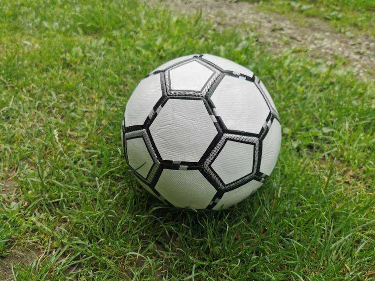 Preotii din Romania intra in competitie Campionat national de fotbal intre greco catolici si romano catolici in Bucuresti
