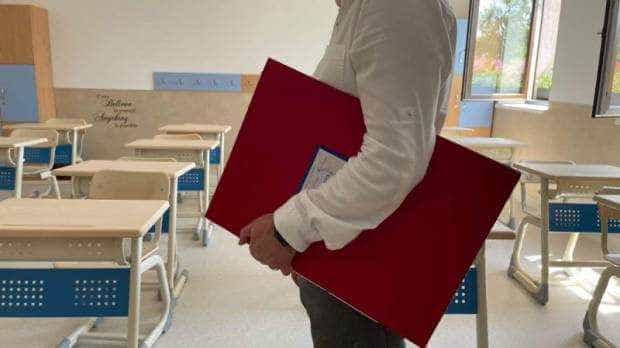 Profesorii ameninta cu boicotarea inceputului noului an scolar Sindicatele solicta modificarea noii legi a salariilor