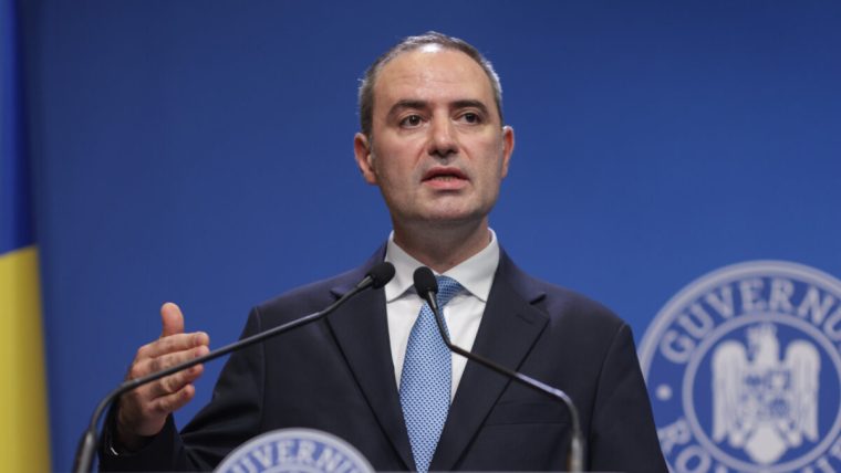 Romania continua sa fie clasata in categoria recomandata pentru investitori Ce afirma Fitch despre deficit si datoria publica