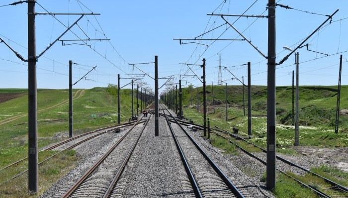 Se lucreaza cu mare rapiditate pe calea ferata Cluj Oradea ce procent trebuie sa finalizeze fiecare tronson pana la 31 august