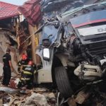TIR scapat de sub control a intrat in doua gospodarii din Vaslui Soferul a fost dus la spital iar pagubele sunt semnificative
