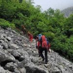 Turist strain salvat de salvamontisti din Bucegi dupa ce a urcat pe un traseu dificil imbracat in haine de strada si avand asupra sa mai multe bagaje