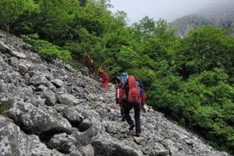 Turist strain salvat de salvamontisti din Bucegi dupa ce a urcat pe un traseu dificil imbracat in haine de strada si avand asupra sa mai multe bagaje