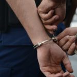 Un tanar de 17 ani a fost retinut dupa ce a agresat grav un barbat de 20 de ani