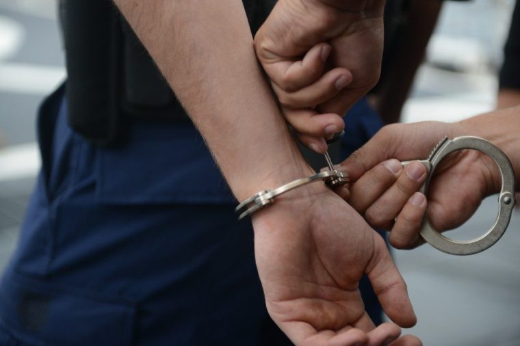 Un tanar de 17 ani a fost retinut dupa ce a agresat grav un barbat de 20 de ani