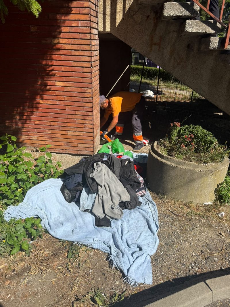 Video Persoane fara adapost evacuate dupa plangerile cetatenilor de bine