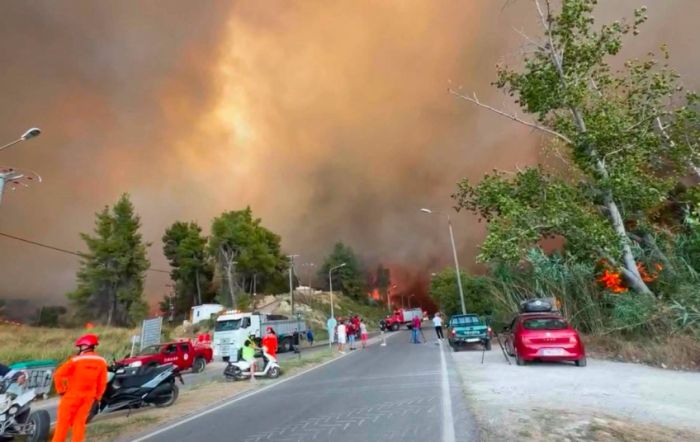 avertizare pentru turistii romani din grecia incendiu de mari proportii in peninsula kassandra