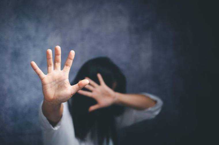 fetita de 11 ani exploatata sexual de doi barbati de 51 si 71 de ani