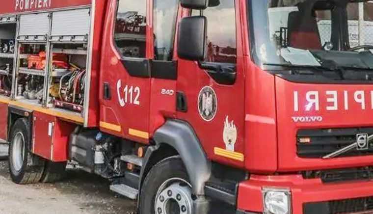 incendiu de mari dimensiuni la o hala din baicoi pompierii au trimis roboti de interventie