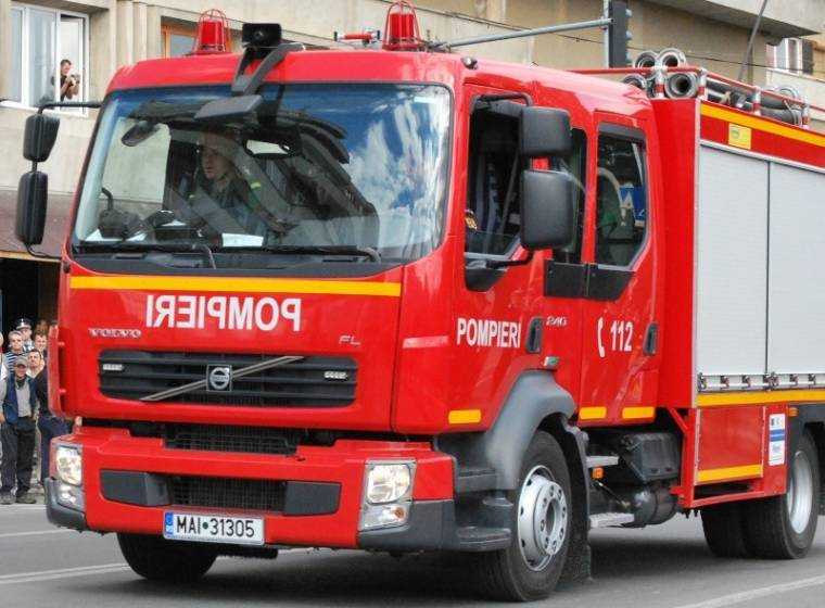 incendiu devastator intr o parcare din oradea flacarile au afectat patru autoturisme doua dintre ele fiind distruse complet