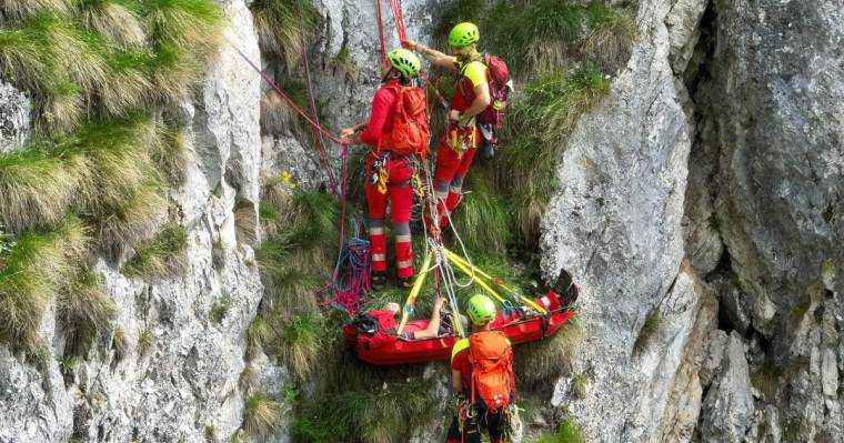 misiune dramatica in bucegi un alpinist care incerca sa deschida un traseu nou gasit in stare grava dupa o cadere de pe stanca