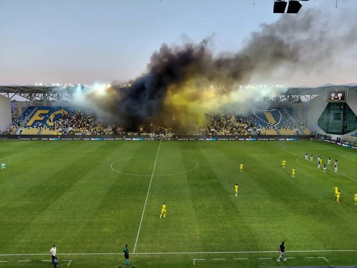 surpriza periculoasa inainte de meciul beitar austria viena un rucsac cu 50 de articole pirotehnice descoperit in tribunele stadionului din ploiesti