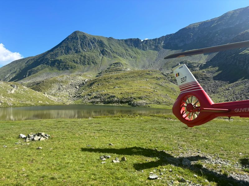 video elicopter smurd pentru doi tineri aflati pe varful vistea mare