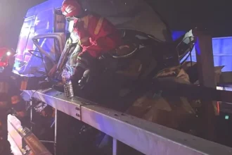 Accident devastator în Argeș: două persoane implicate, una blocată în vehicul