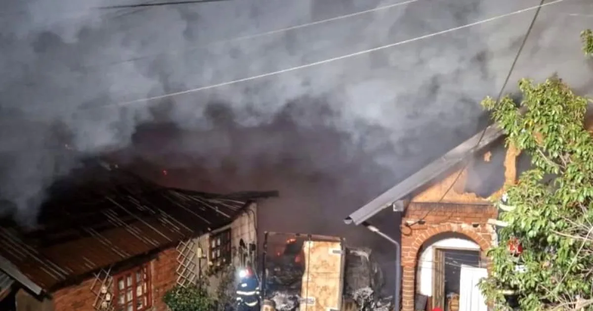 Case și anexe afectate. Incendiu violent în Argeș, cu o victimă