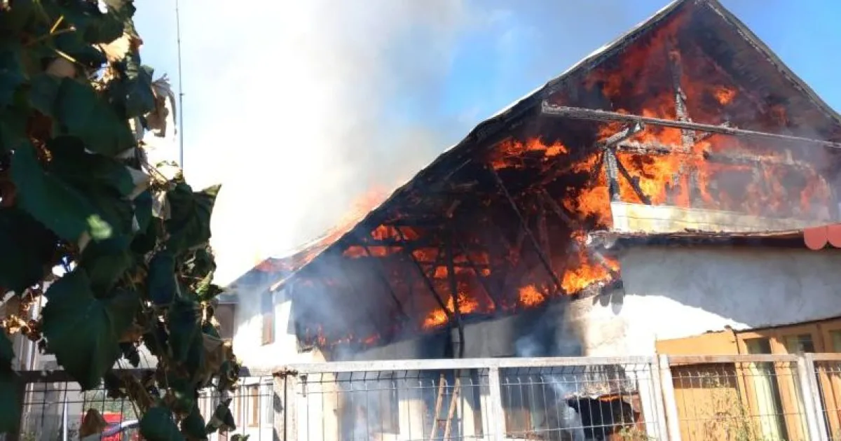 Incendiu puternic în Argeș. Care ar fi cauza izbucnirii focului